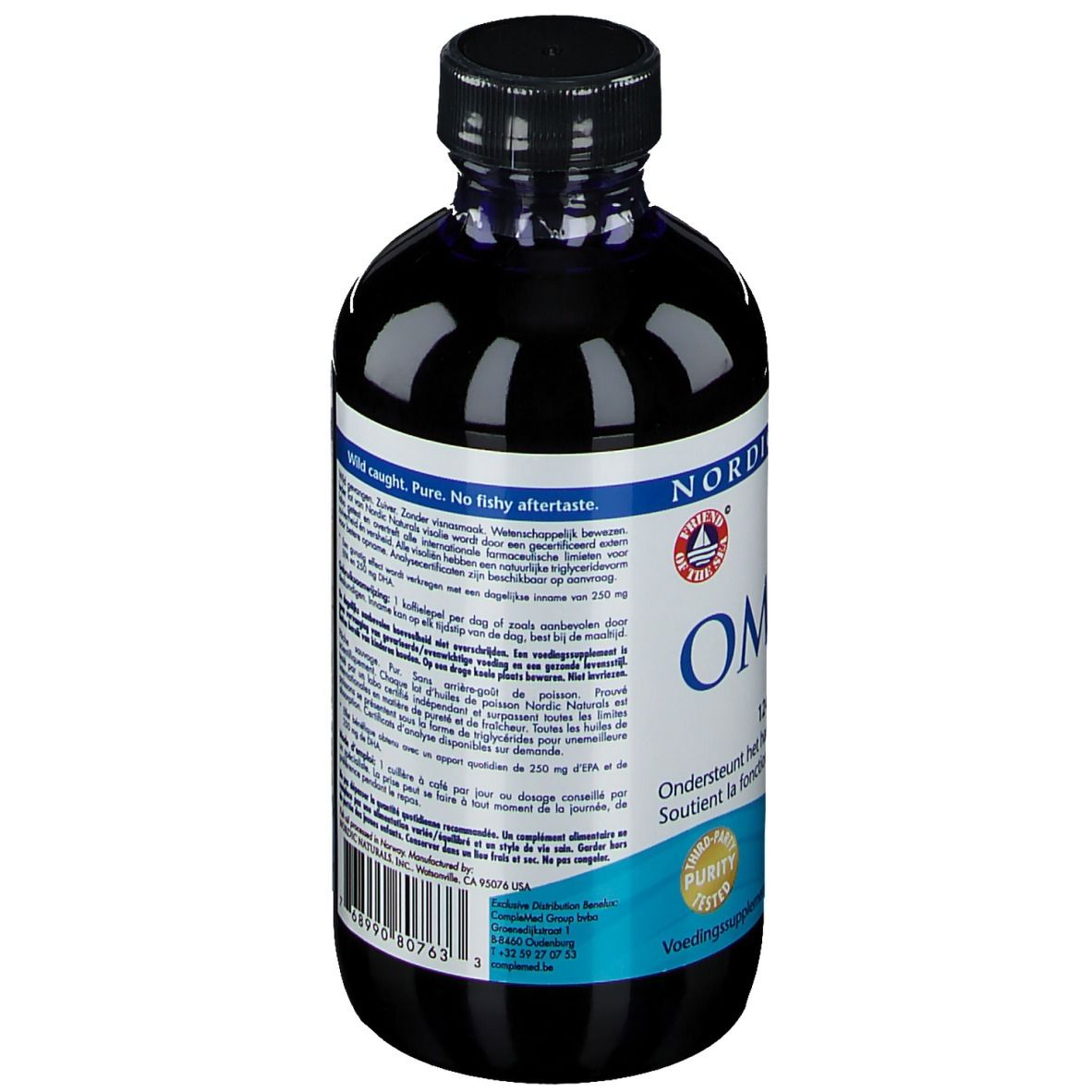 Integratore alimentare liquido in bottiglia. Scritta: OMEGA-3. Tappo nero, liquido blu. Testo in più lingue.
