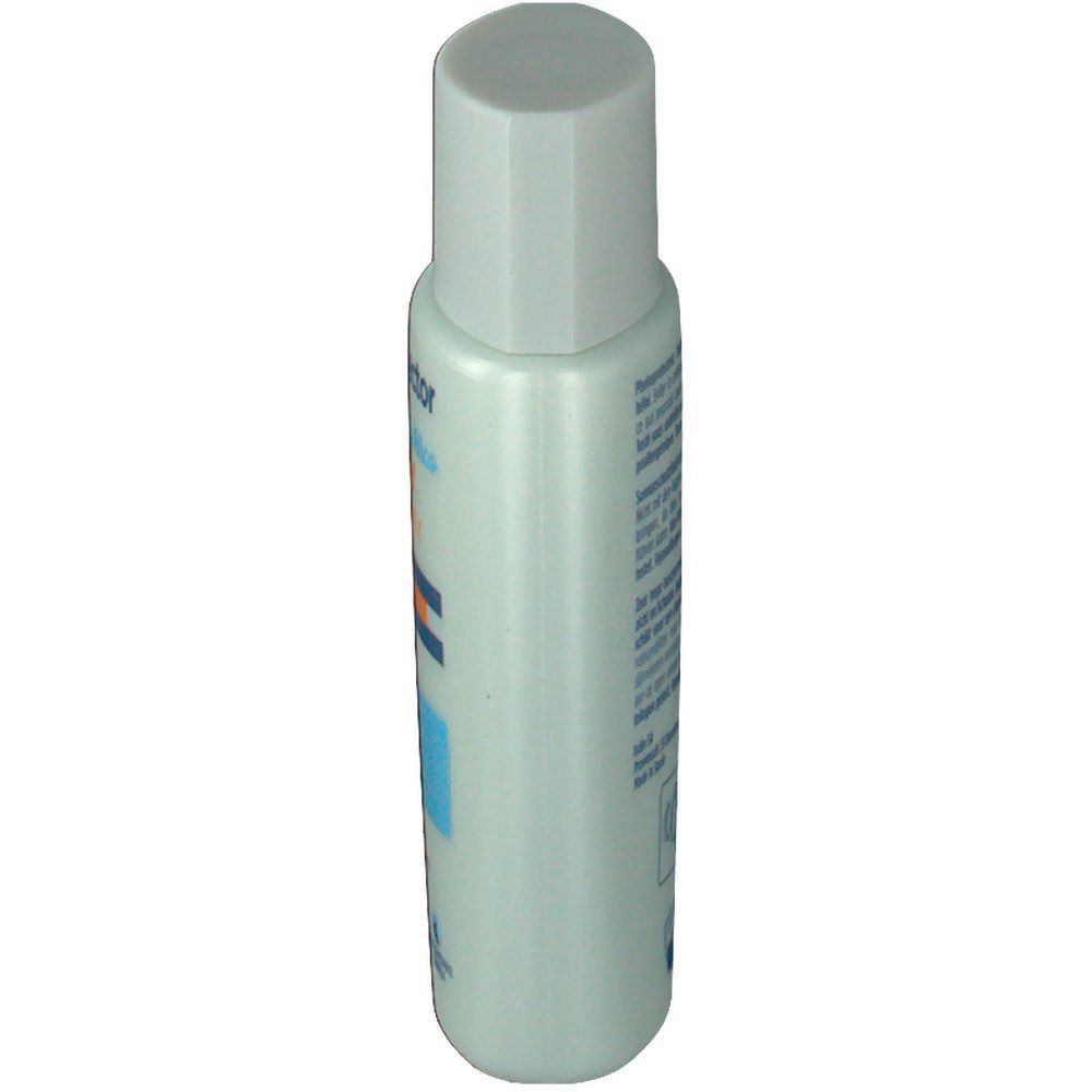 Flacone cilindrico con tappo a vite. Colore verde chiaro. Etichetta con testo. Prodotto: ISDIN Fusion Fluid Mineral Baby SPF 50+.