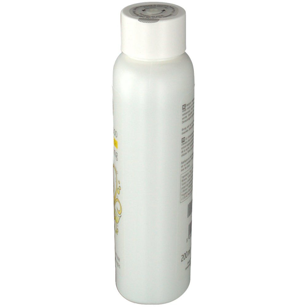 Flacone di shampoo bianco, vista laterale. Etichetta con testo e codice a barre. Tappo bianco.