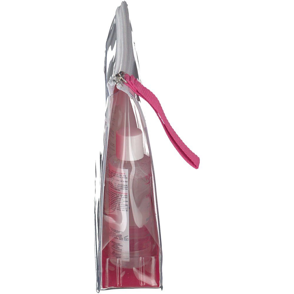 Vista laterale della pochette da viaggio trasparente Topicrem. Passante rosa. Prodotti visibili all'interno.