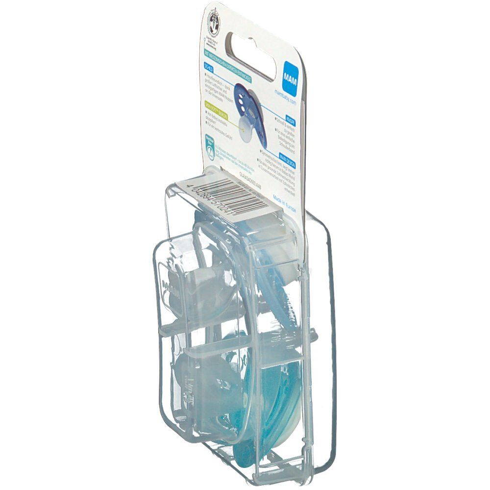 Vista laterale della confezione con due ciucci blu. Sulla confezione sono visibili informazioni e il logo MAM. È visibile "16+ mesi".