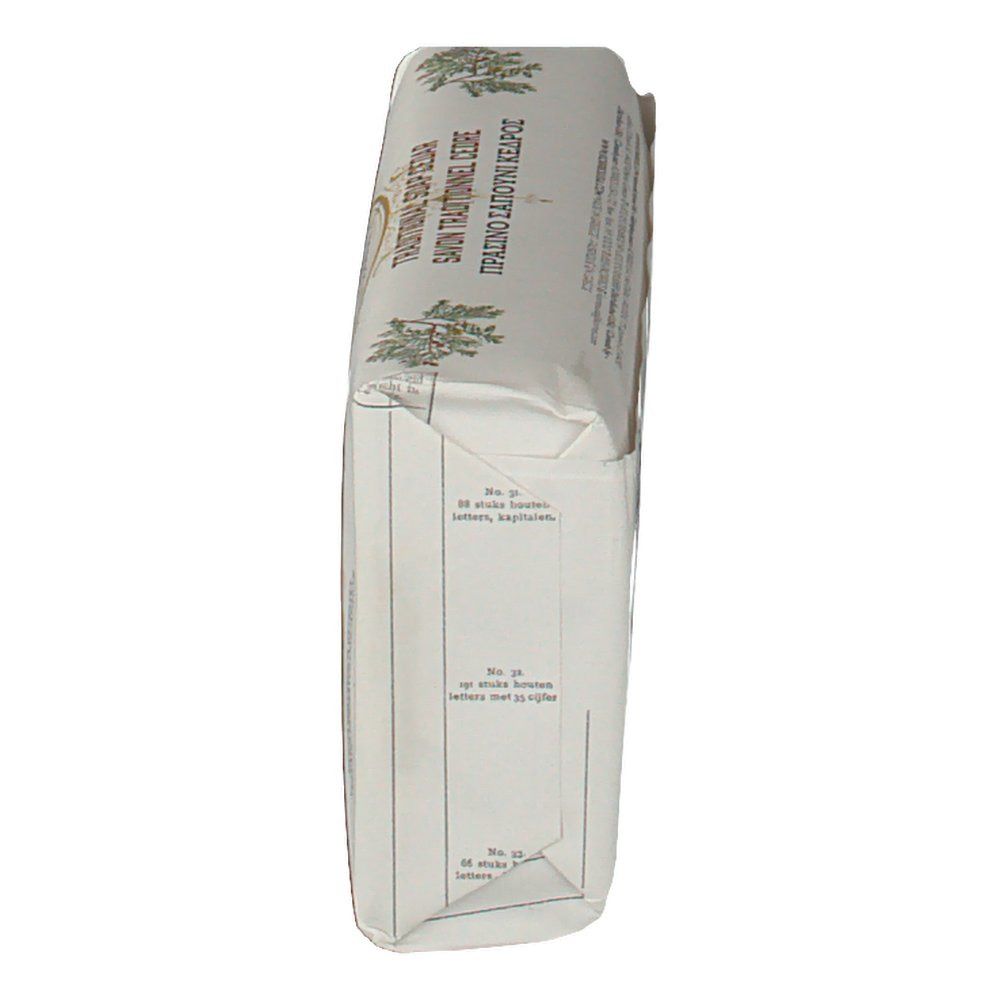 Vista laterale della confezione di sapone. Scritta: Sapone tradizionale cedro. Carta bianca con linee verticali.