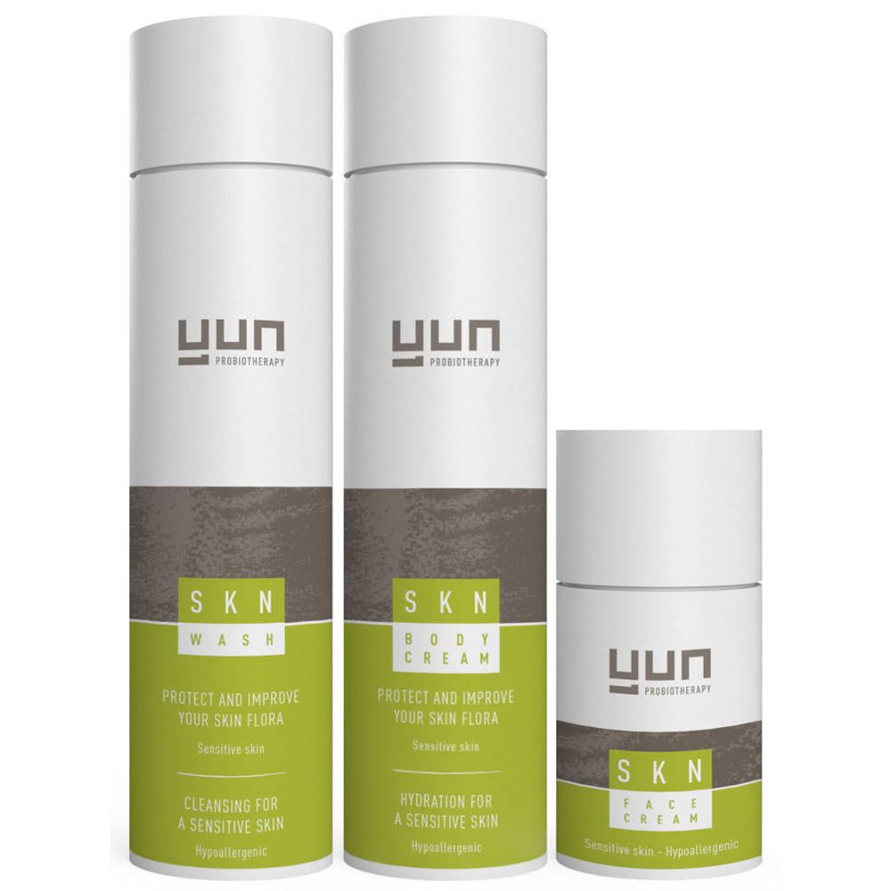 Tre flaconi bianchi e un contenitore più piccolo. YUN SKN Therapy. Gel lavante, crema corpo e crema viso.
