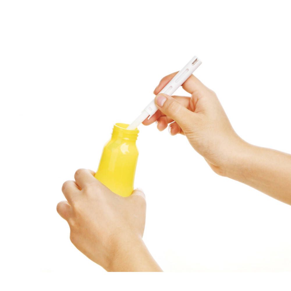 Studio 100 Plop Vaporizadora Champiñón. Contenitore giallo. Inserimento di un bastoncino bianco. Mani.