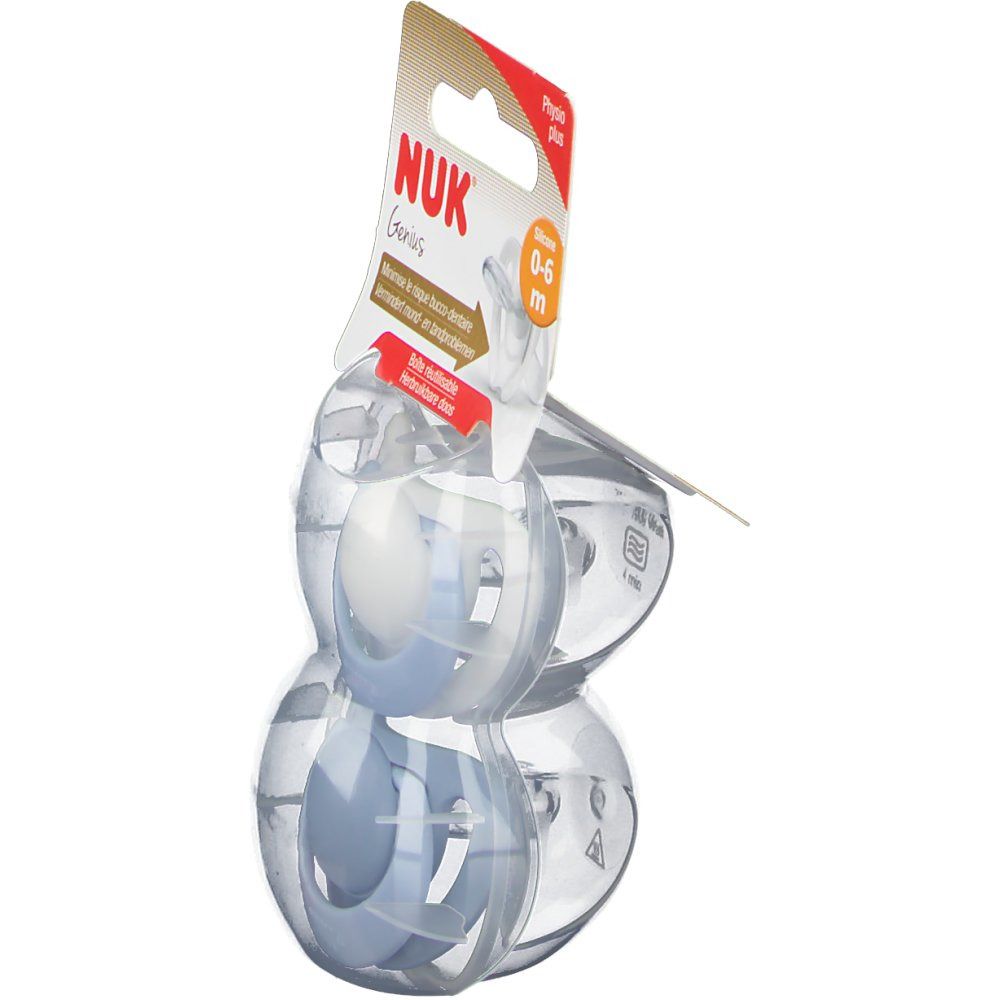 Due ciucci blu in confezione trasparente. La confezione mostra NUK Genius, 0-6 m e Physio plus.