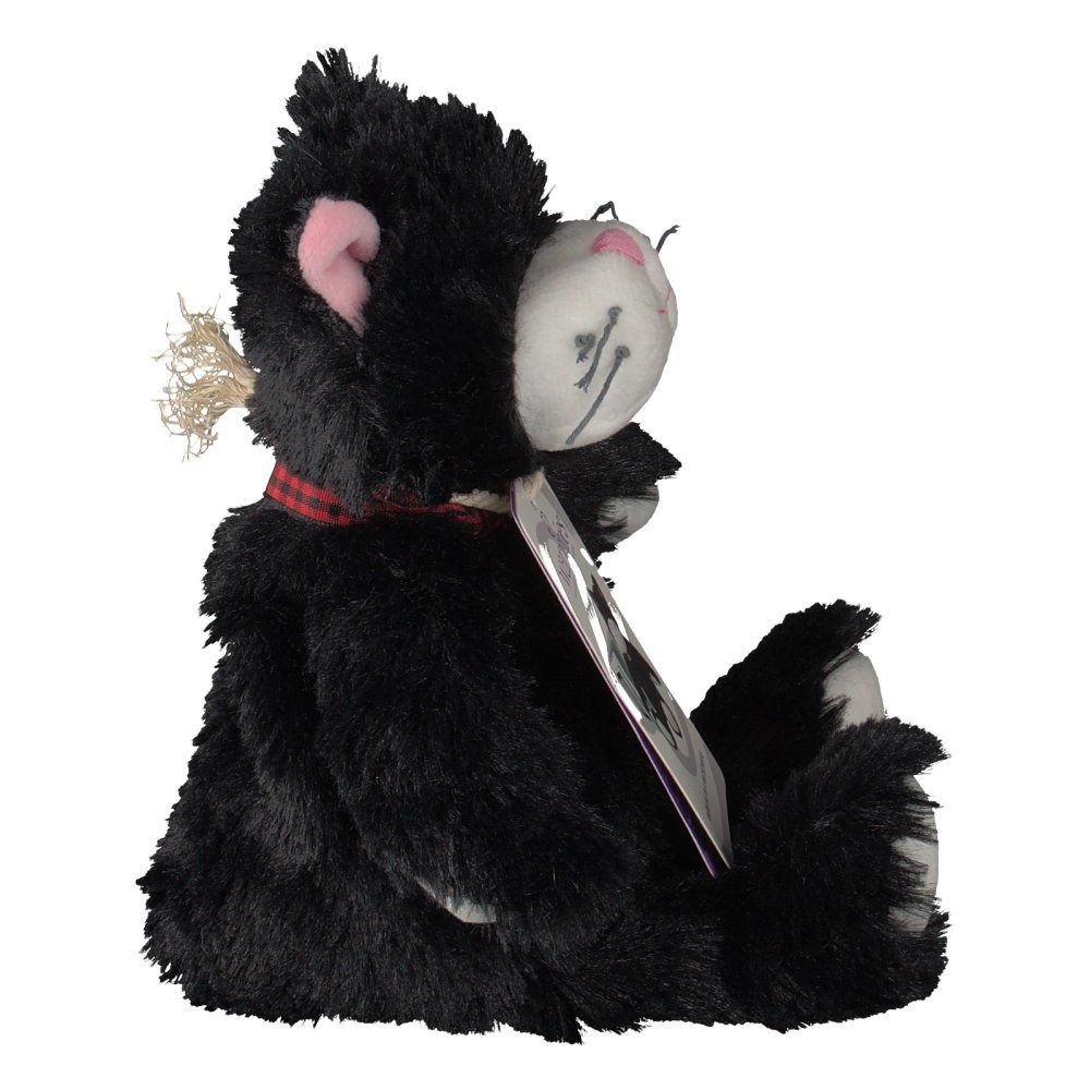 Gatto nero di peluche di profilo, seduto. Visibile: muso bianco, orecchio rosa, etichetta. Etichetta con immagine del prodotto.