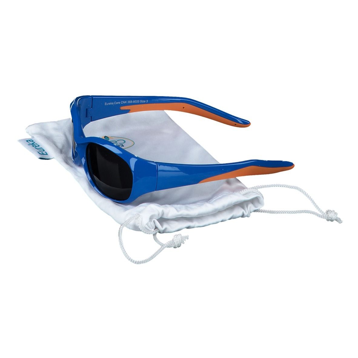Occhiali da sole blu con aste arancioni. Lenti nere. Su un sacchetto bianco con coulisse. Marchio: eureka.