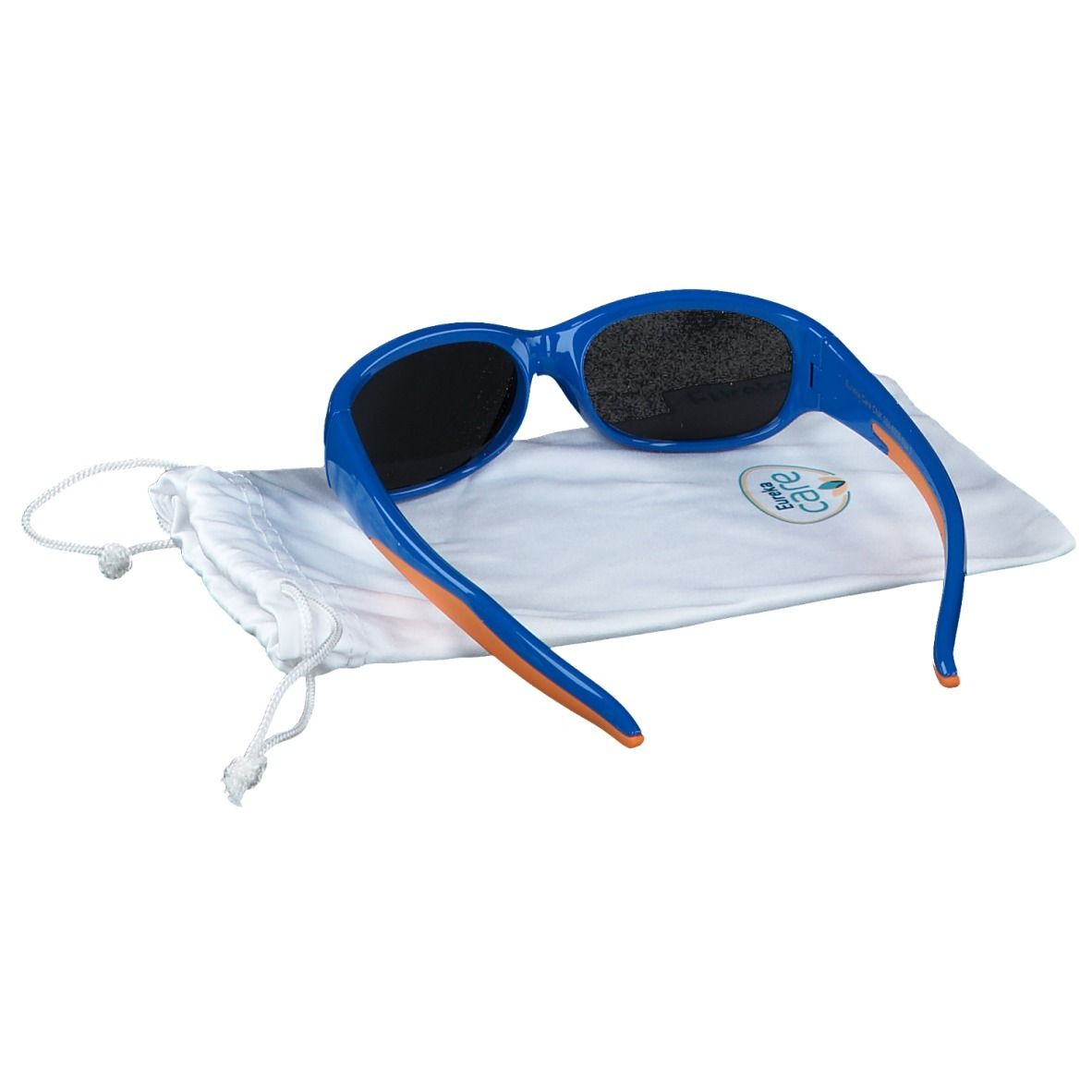 Occhiali da sole blu con aste arancioni. Lenti nere. Su un sacchetto bianco con coulisse. Marchio: eureka.