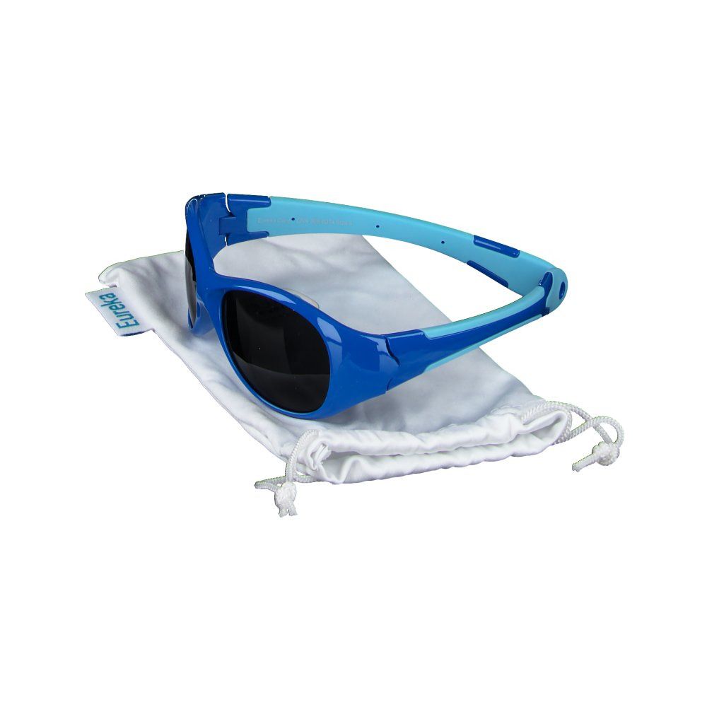 Occhiali da sole blu per bambini con aste azzurre, su sacchetto bianco. Marchio Eureka.