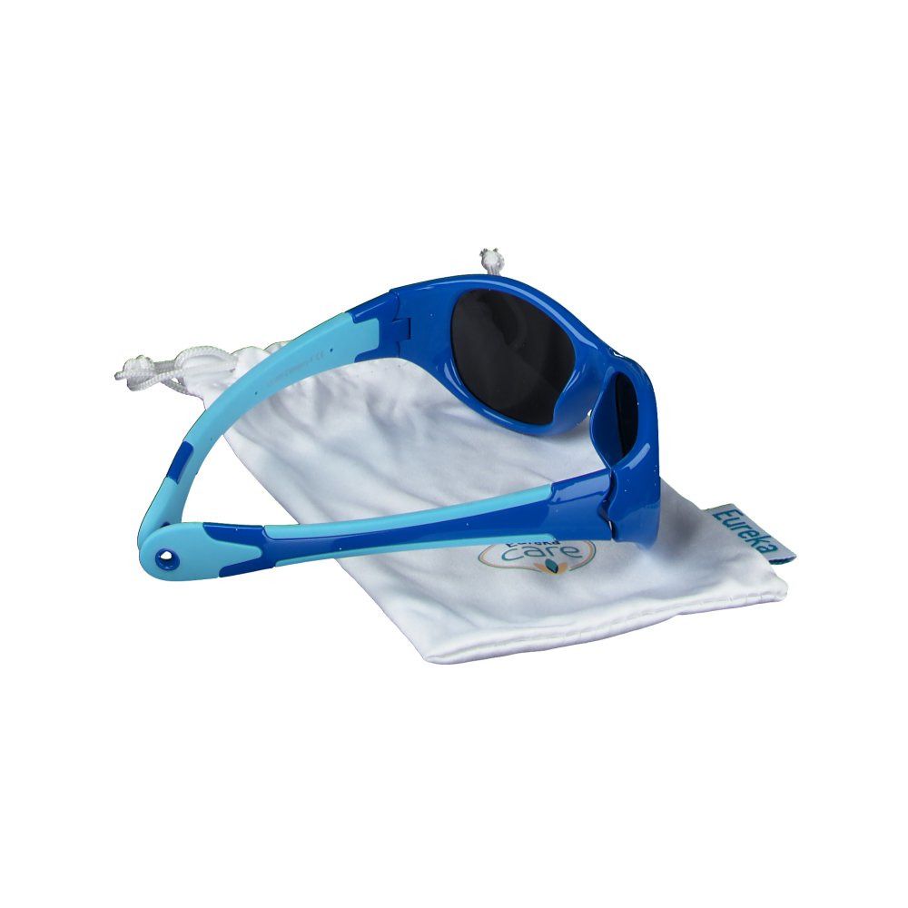 Occhiali da sole blu per bambini con aste azzurre, su sacchetto bianco. Marchio Eureka.