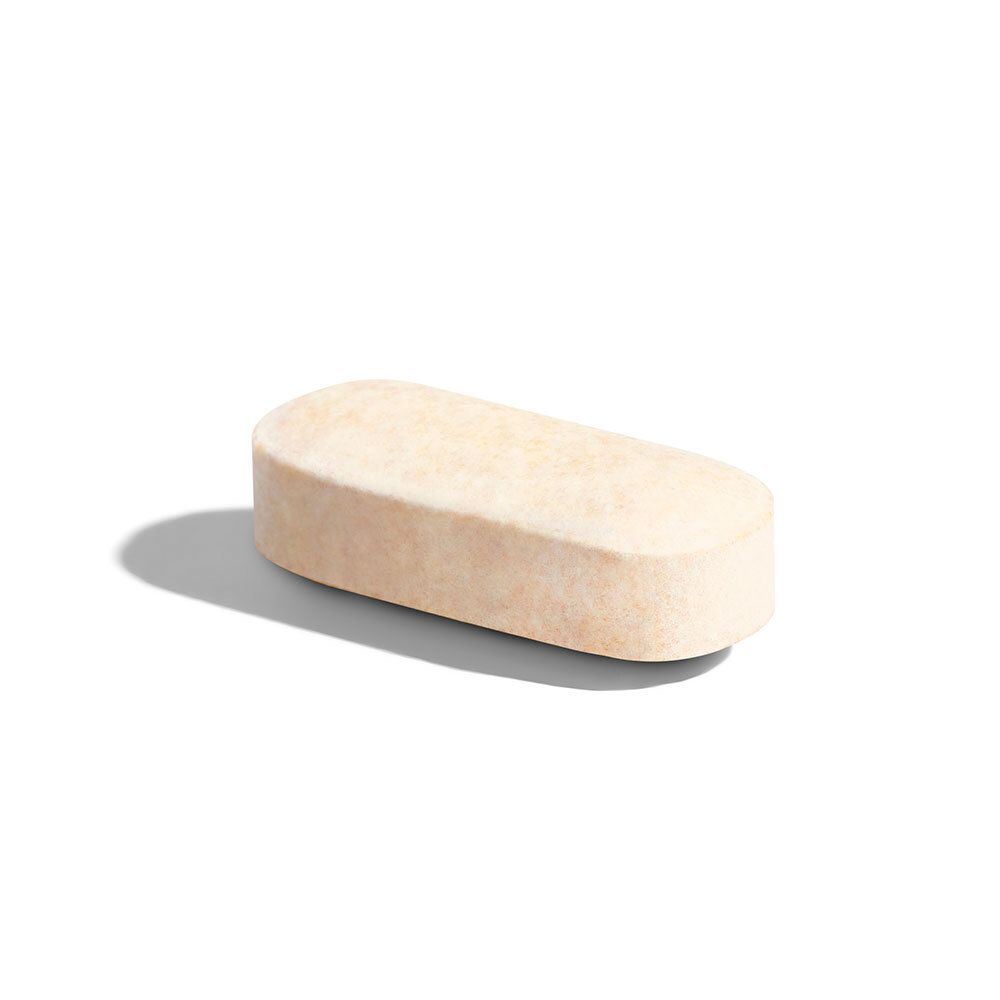 Compressa beige, oblunga. Su sfondo bianco.