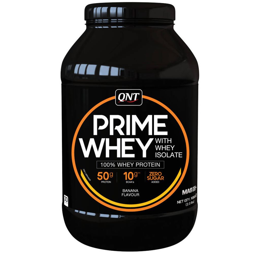 Barattolo nero QNT Prime Whey con isolato di siero di latte. Gusto banana. 50g proteine, 10g BCAA, senza zuccheri aggiunti. 908g.