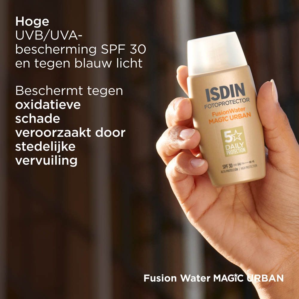 ISDIN Fotoprotector Fusion Water Magic Urban. Bottiglia in mano. Testo: Alta protezione UV, contro la luce blu.