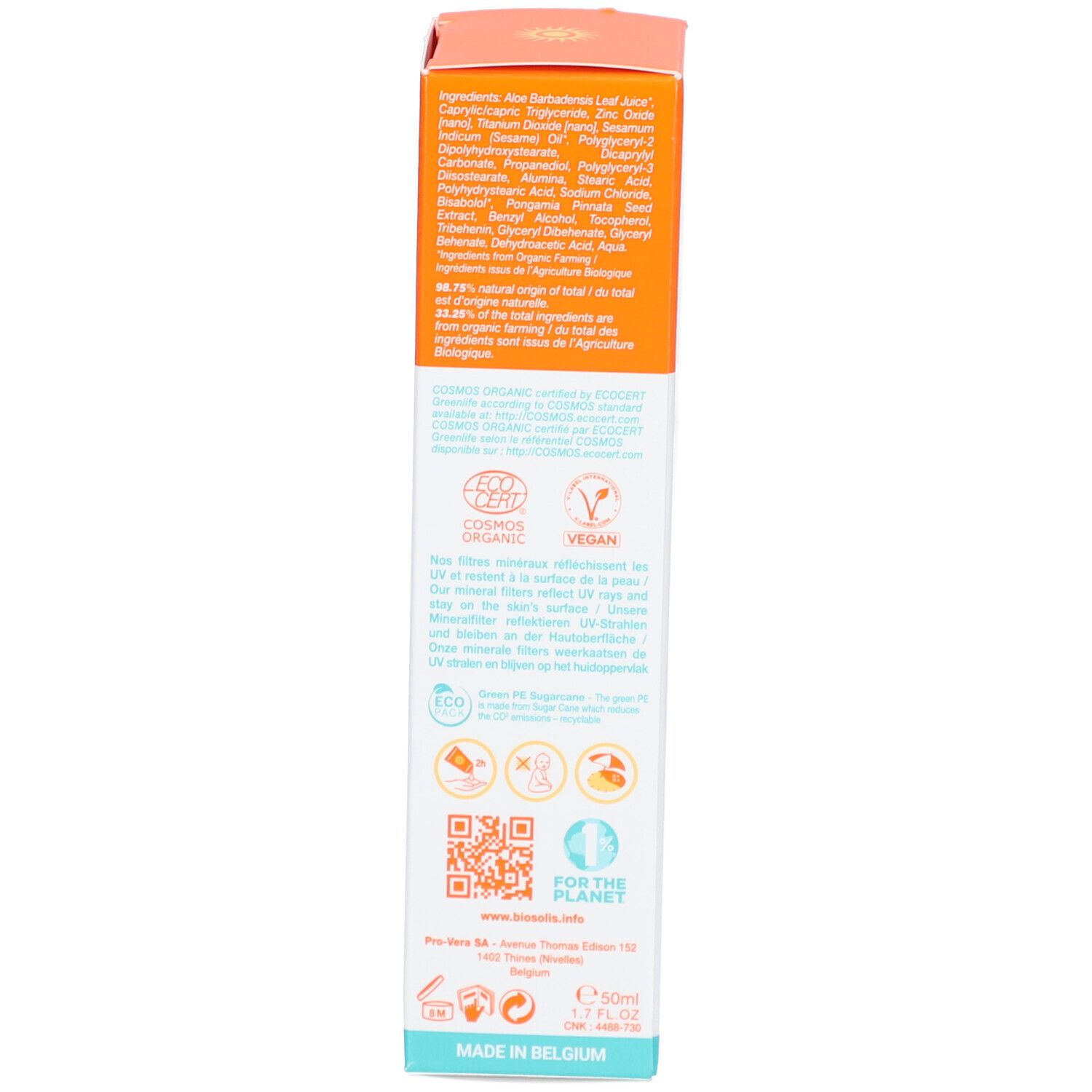 Scatola di crema solare, lato. Testo multilingue. Scritta: Ingredienti, certificazioni, codice QR, vegan.