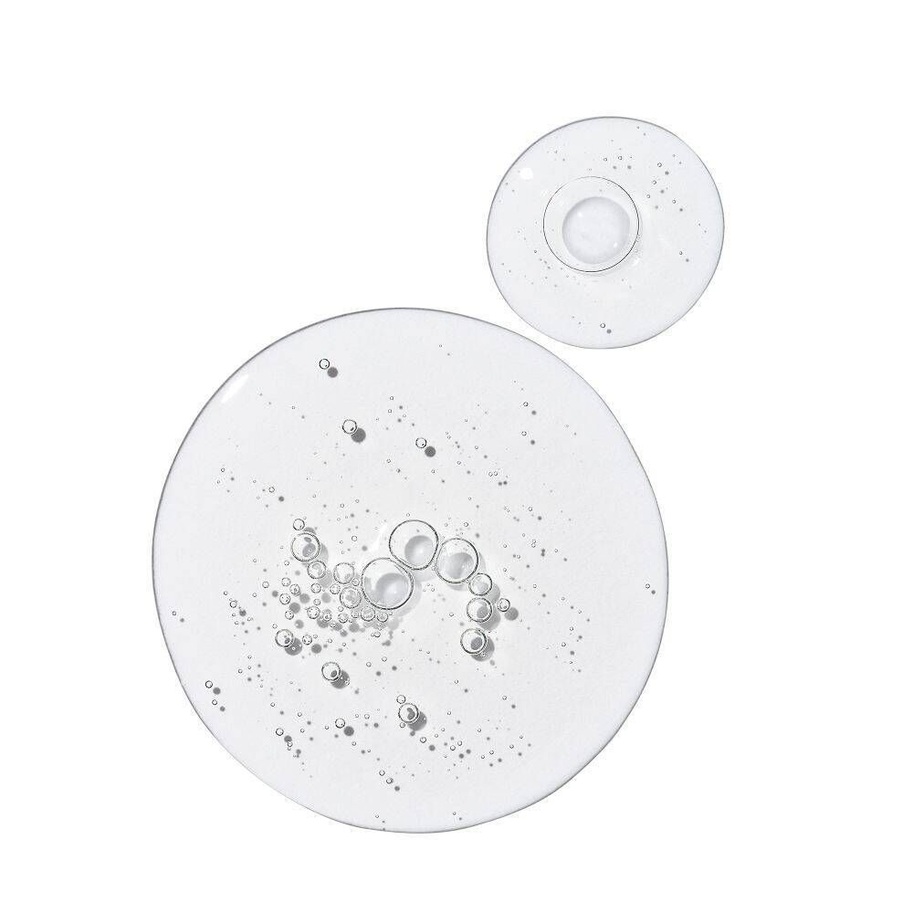 Due gocce di un liquido chiaro e viscoso con bolle d'aria su sfondo bianco.