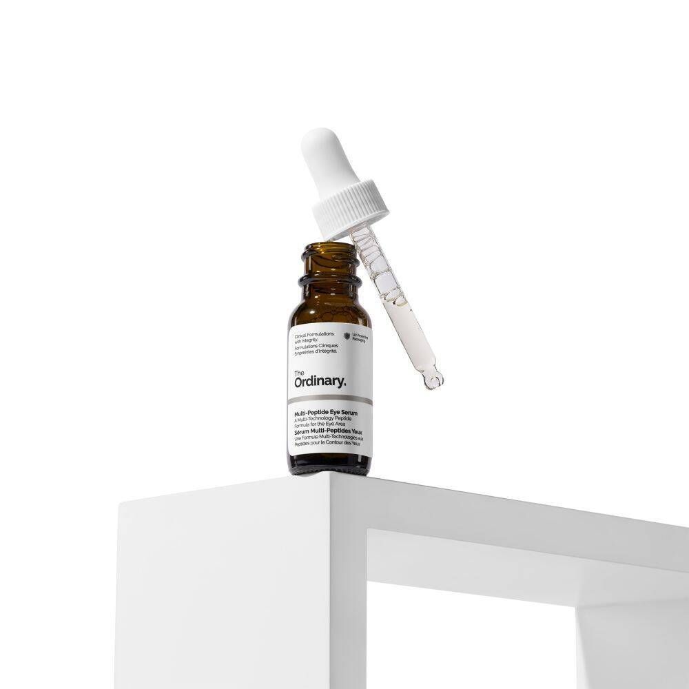 Flacone in vetro marrone con contagocce, contenente il siero contorno occhi Multi-Peptide di The Ordinary.