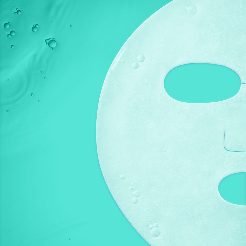 Primo piano di una maschera per il viso su sfondo blu. Parzialmente trasparente, con aperture per occhi e bocca.