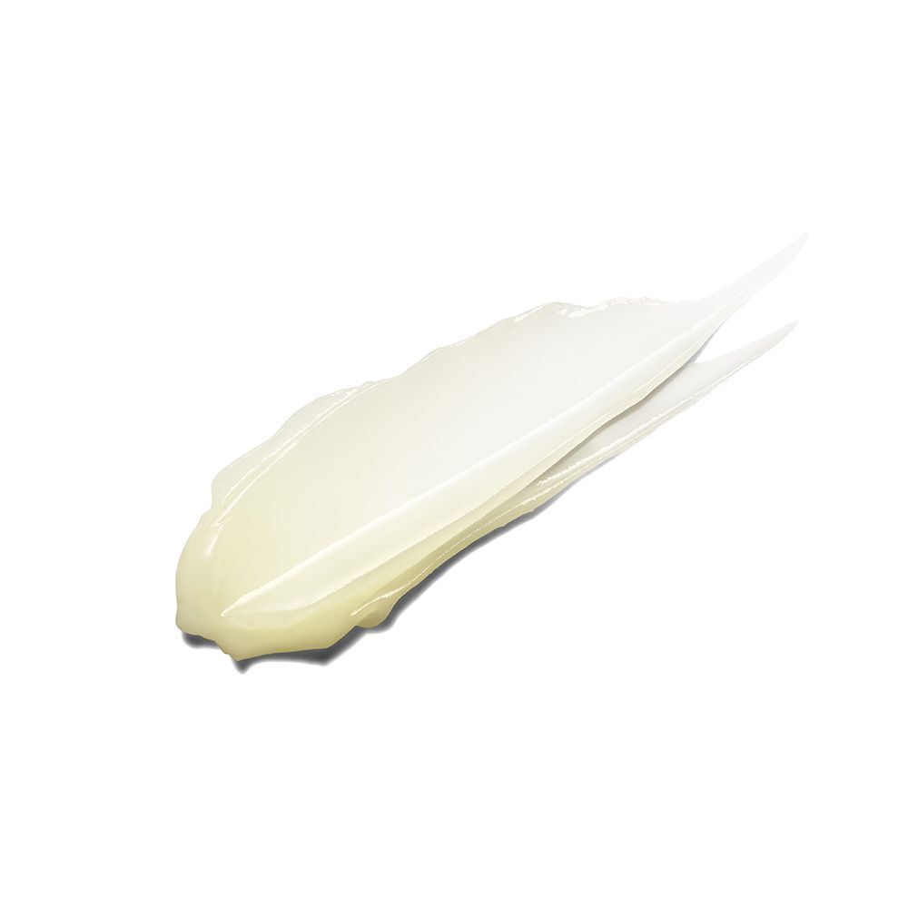 Striscio di balsamo labbra chiaro e cremoso su sfondo bianco. Consistenza visibile.