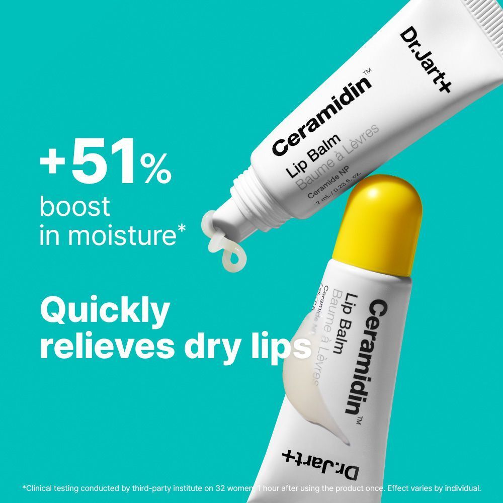 Due tubetti di balsamo labbra. Testo: +51% di idratazione. Allevia rapidamente le labbra secche. Sfondo blu.