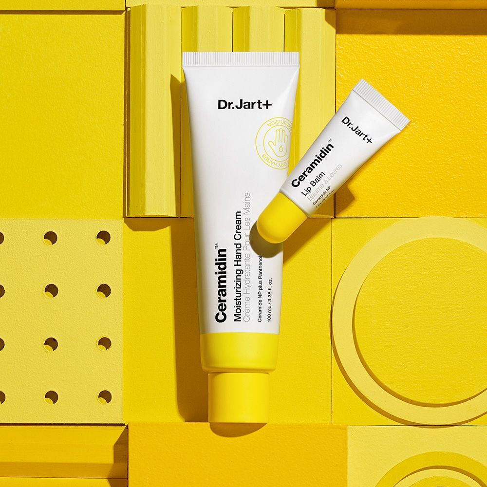 Due prodotti: crema mani e balsamo labbra. Sfondo giallo. Crema mani e balsamo labbra.