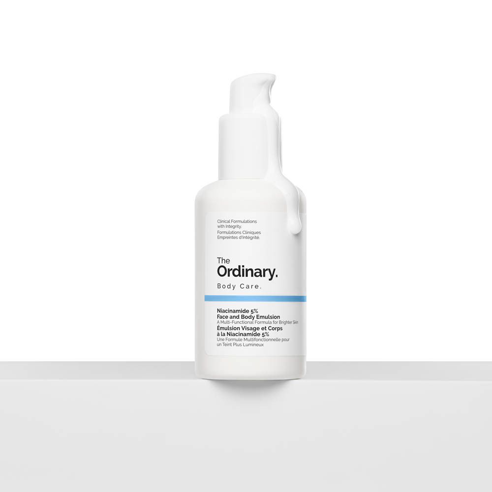 Flacone bianco con dosatore. Prodotto fuoriuscito. Scritta: The Ordinary. Niacinamide 5% Face & Body Emulsion.