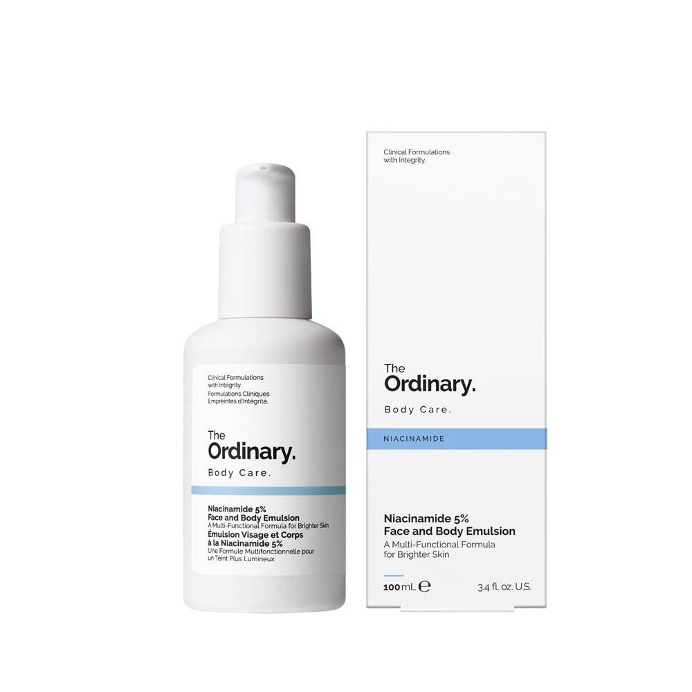 Flacone e scatola bianchi. Scritta: The Ordinary. Niacinamide 5% Face & Body Emulsion. 100ml.