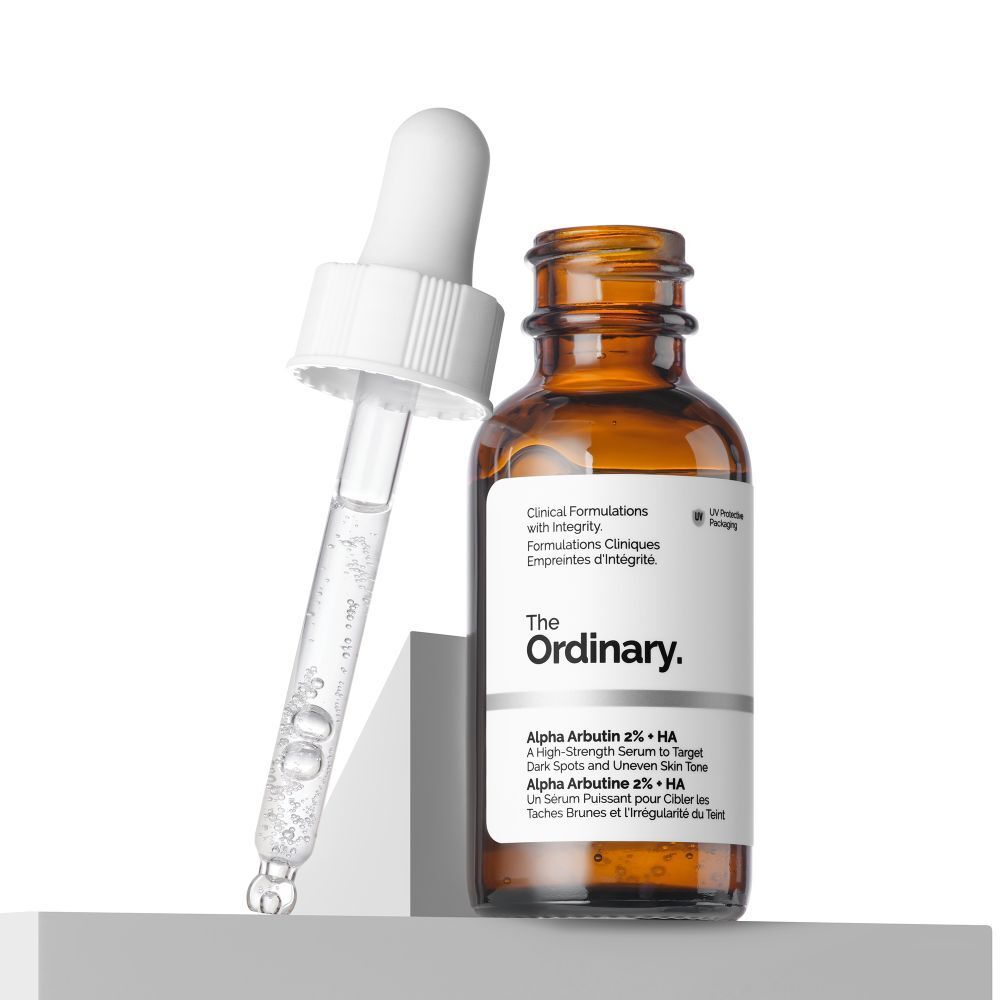 Flacone di vetro marrone con contagocce. Contagocce con liquido trasparente. Scritta: The Ordinary. Informazioni sul prodotto.