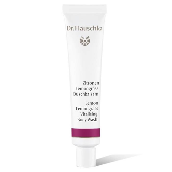 Tubo bianco con accento viola. Scritta: Dr. Hauschka, Zitronen Lemongrass Duschbalsam, Lemon Lemongrass Vitalising Body Wash.