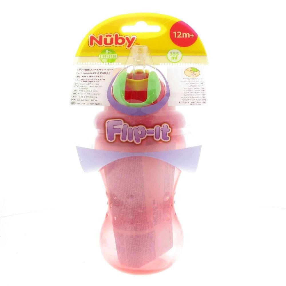 Tazza rosa con cannuccia e coperchio. Confezione con nome del prodotto e indicazione di età 12m+.