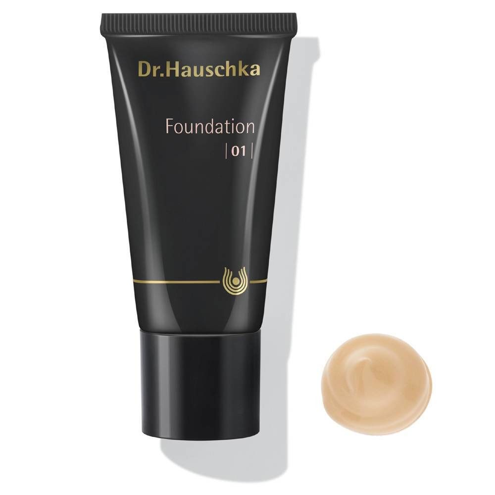 Tubo nero con scritta Dr. Hauschka, Foundation 01. Accanto, una goccia di fondotinta.