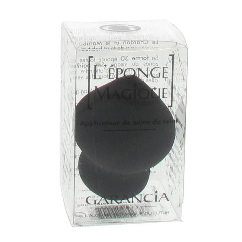 Applicatore nero in confezione trasparente. Testo: L'Eponge Magique, Garancia.