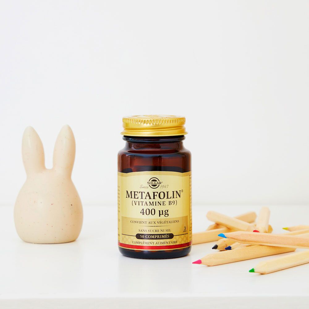 Flacone marrone, tappo dorato, accanto a giocattoli. Etichetta SOLGAR, METAFOLIN (Vitamina B9).