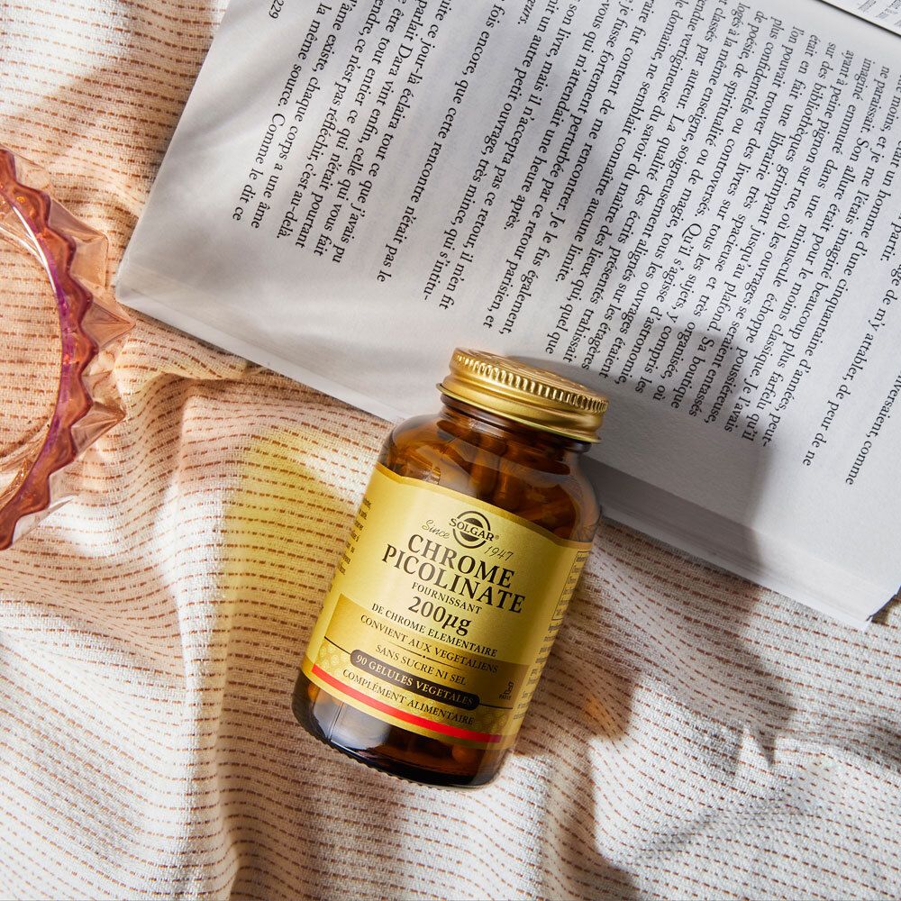 Flacone marrone su un libro. Etichetta del prodotto visibile. Sfondo sfocato.