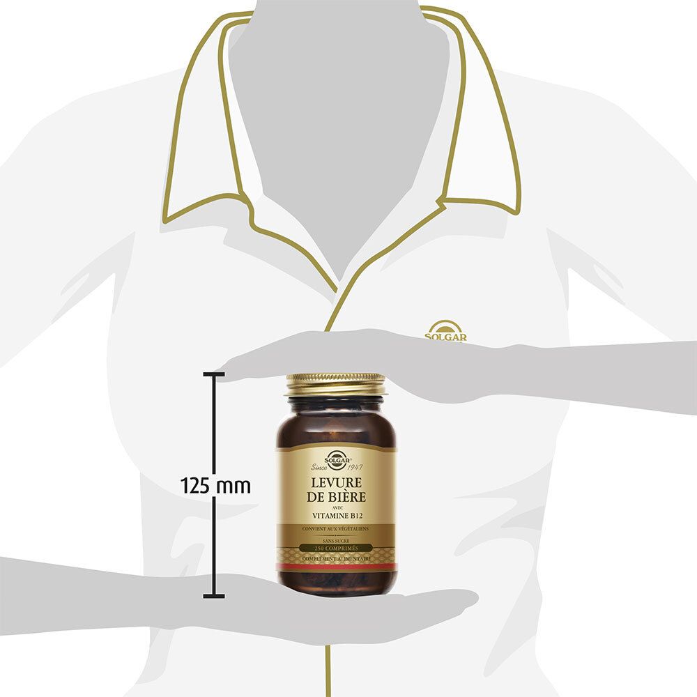 Bottiglia con tappo dorato. Scritta: LEVURE DE BIÈRE. Una persona tiene la bottiglia.