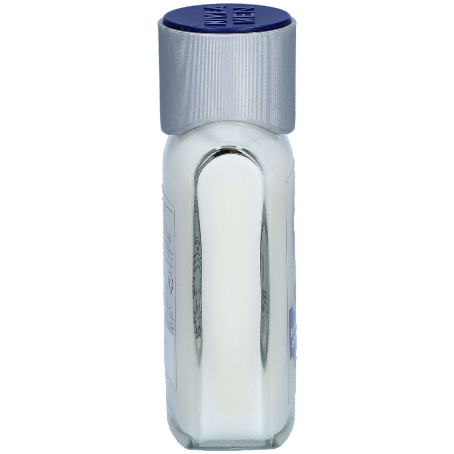 Flacone bianco con tappo bianco. Vista laterale con etichetta. Scritta NIVEA MEN, Sensitive, Aftershave/Après-Rasage.