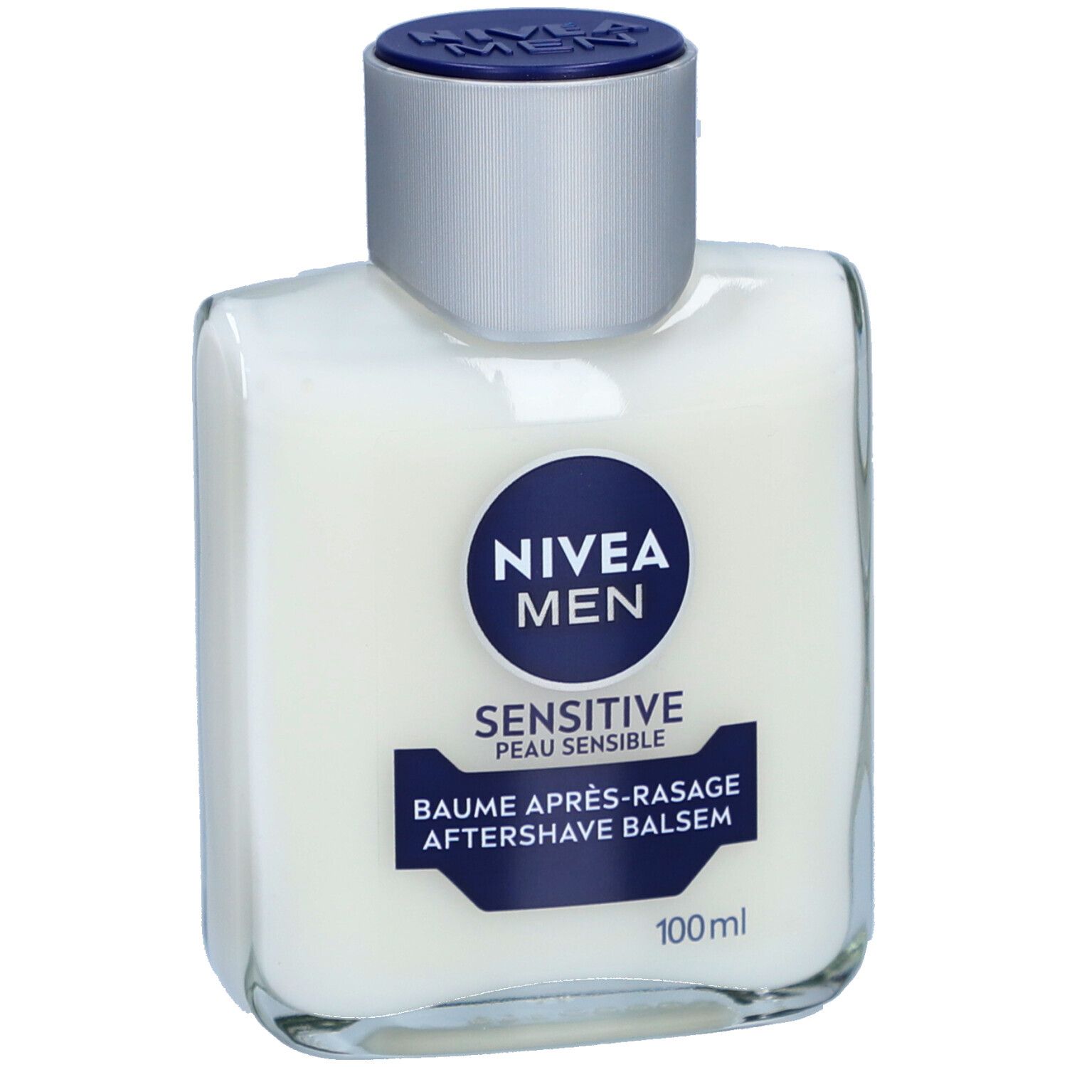 Prodotto e confezione. Flacone bianco con tappo bianco e scatola. Scritta NIVEA MEN, Sensitive, Aftershave/Après-Rasage.