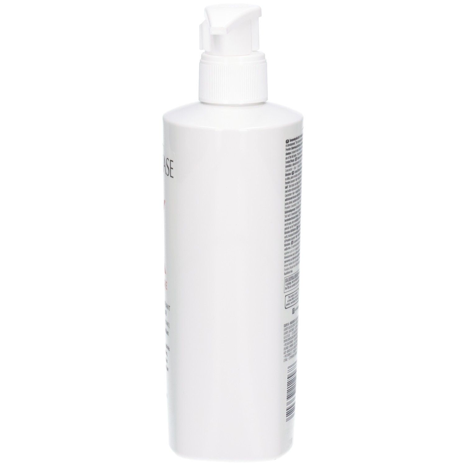 Vista laterale del flacone di shampoo bianco Kérastase con erogatore a pompa.