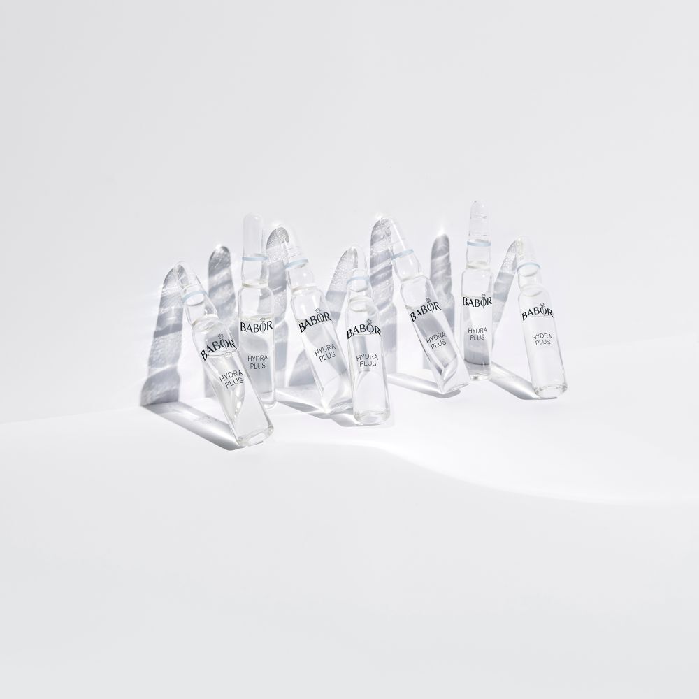 Diverse fiale trasparenti con ombra. Scritta: Hydra Plus.