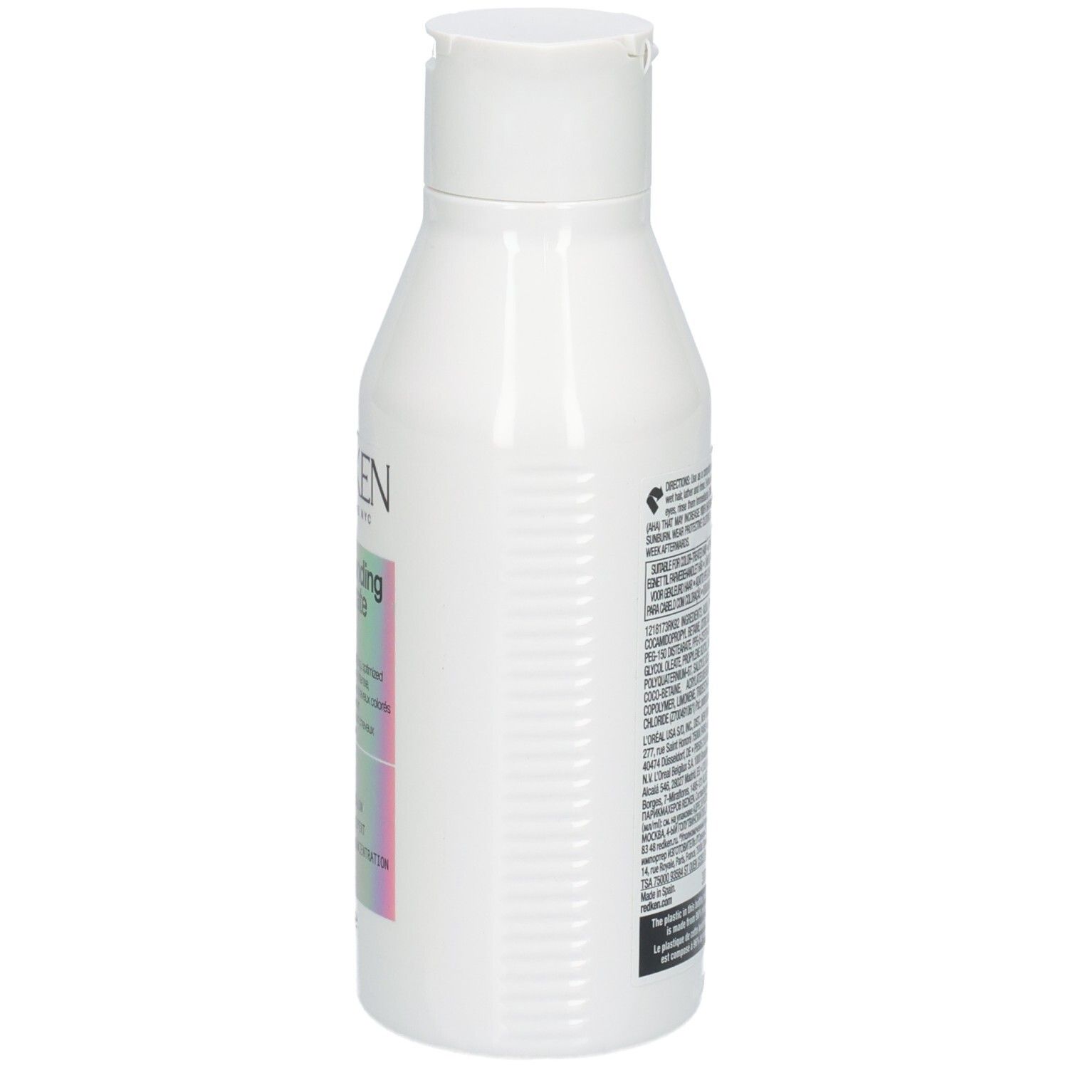 Flacone di shampoo bianco. Etichetta con nome del prodotto e ingredienti. Marca: Redken. 300ml.