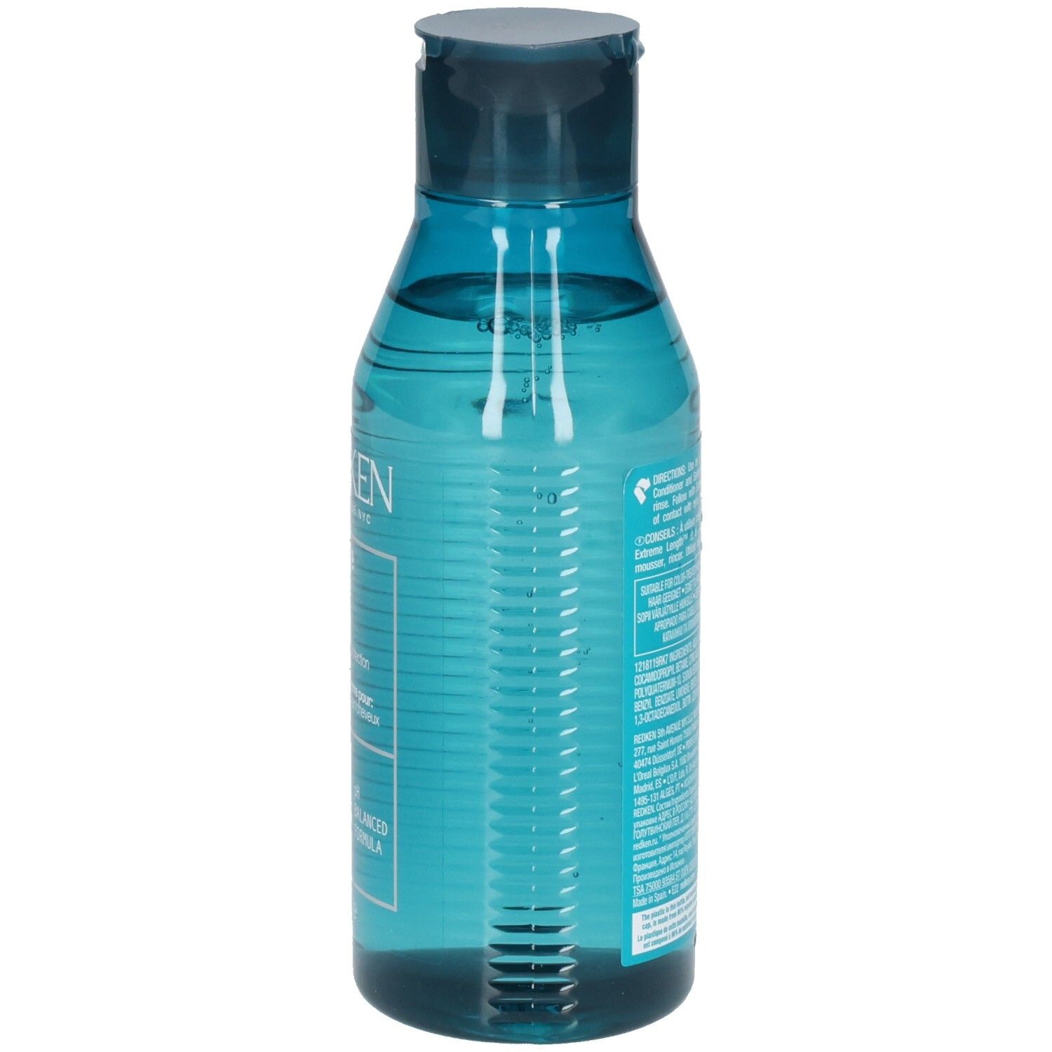 Retro di un flacone di shampoo blu trasparente. Codice a barre e testo. Contiene ingredienti e istruzioni.