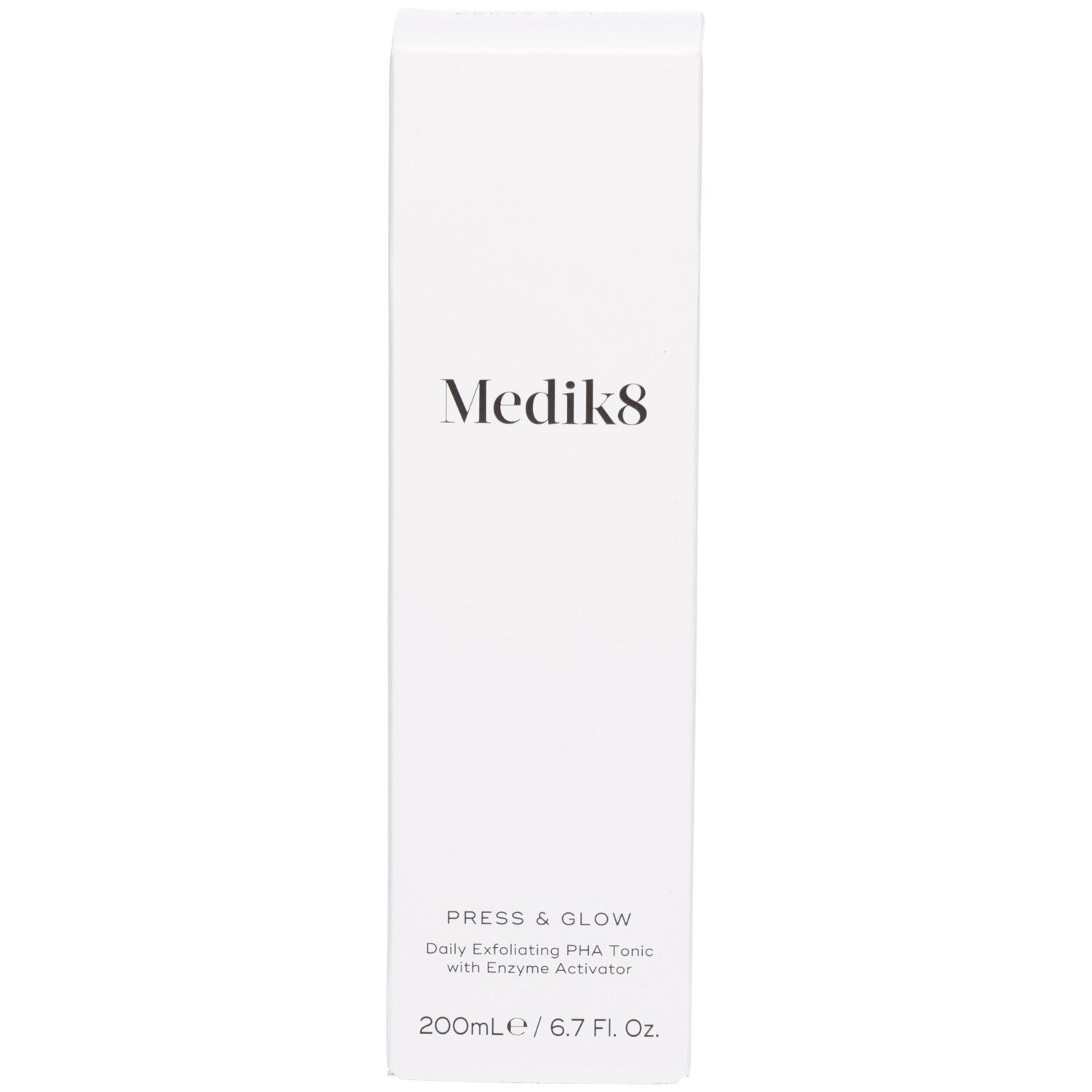 Scatola di imballaggio per Medik8 Press & Glow Toner con informazioni sul prodotto e logo del marchio.