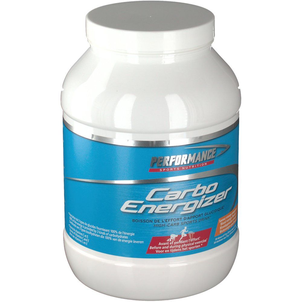 Barattolo bianco con etichetta blu. Scritta: Performance Carbo Energizer. Contiene carboidrati. Per sportivi.