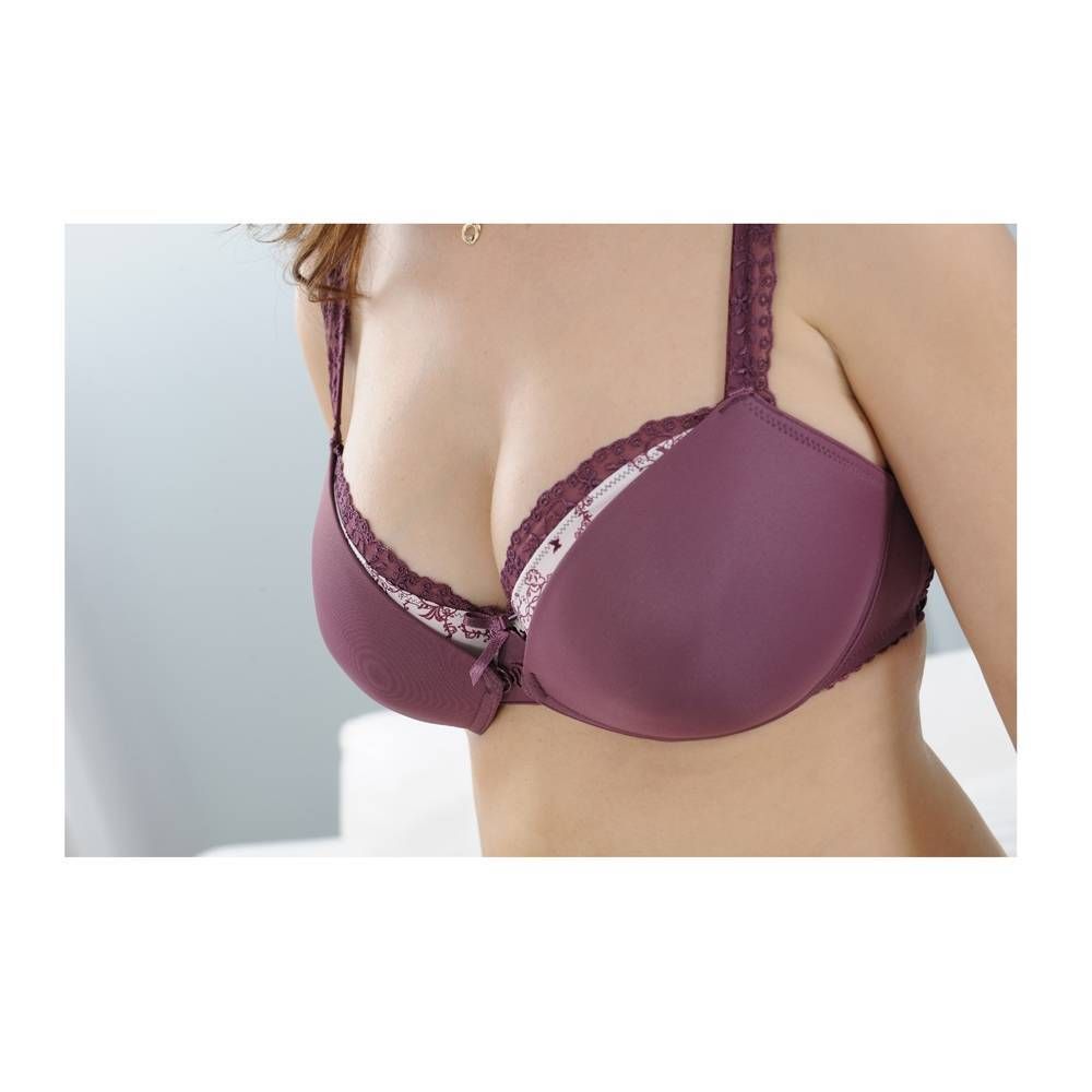 Primo piano di reggiseno allattamento viola. Spalline e coppe visibili. Pizzo sul bordo.