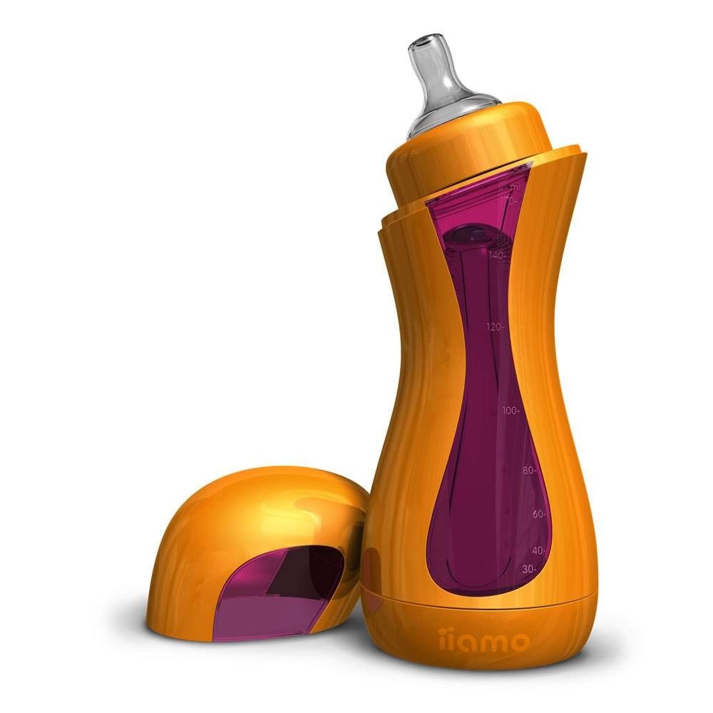 Biberon arancione con dettagli viola e accessori. Tettarella montata. Coperchio accanto. Il logo è visibile.