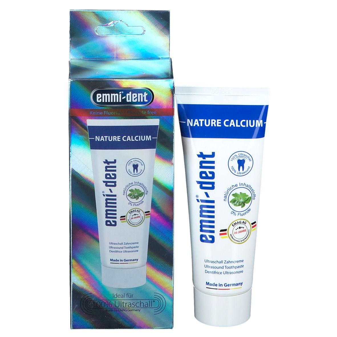 Tubo di dentifricio e confezione. Tubo: bianco, blu. Confezione: blu-argento. Scritte: emmi-dent, Nature Calcium, 0% Fluoro. Made in Germany.