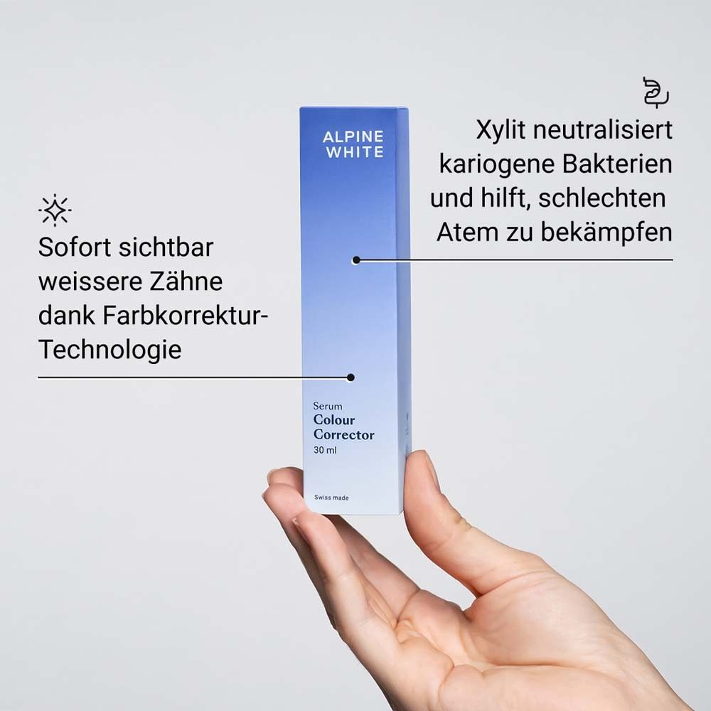 Mano che tiene la confezione. Testo: ALPINE WHITE, Serum Colour Corrector, 30 ml. Testo e illustrazioni.