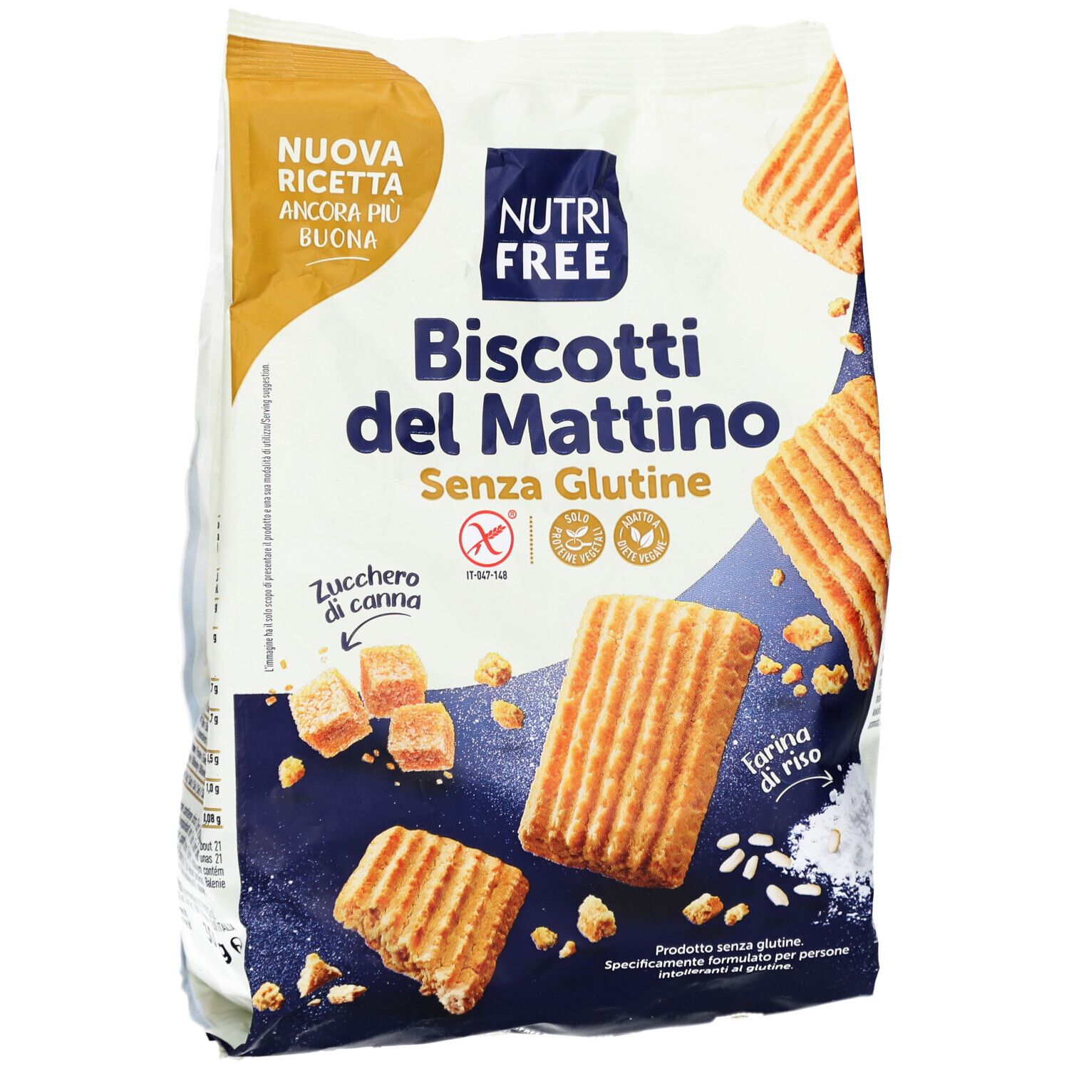 Confezione di biscotti senza glutine. Scritte: Nutri Free, Biscotti del Mattino, Senza Glutine. Con cubetti di zucchero e biscotti.