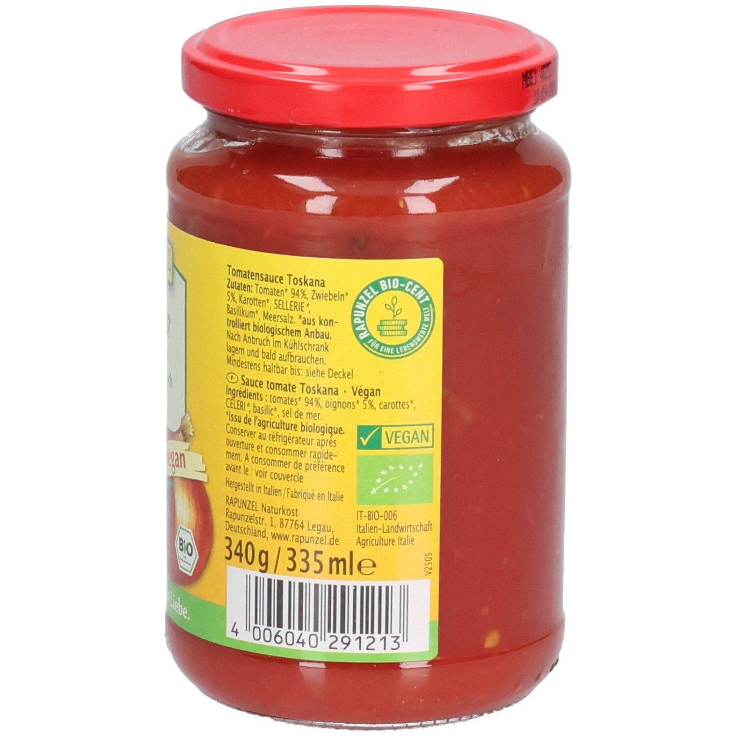 Retro del vasetto di salsa di pomodoro Toskana. Etichetta con ingredienti, logo vegano, marchio bio e peso. Coperchio rosso.