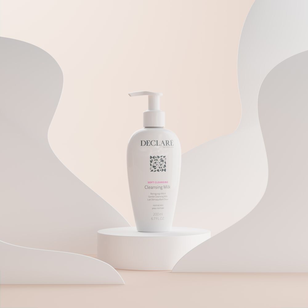 Flacone bianco con dosatore a pompa su piedistallo. Scritta: DECLARÉ SWITZERLAND, Soft Cleansing, Cleansing Milk. 200ml.
