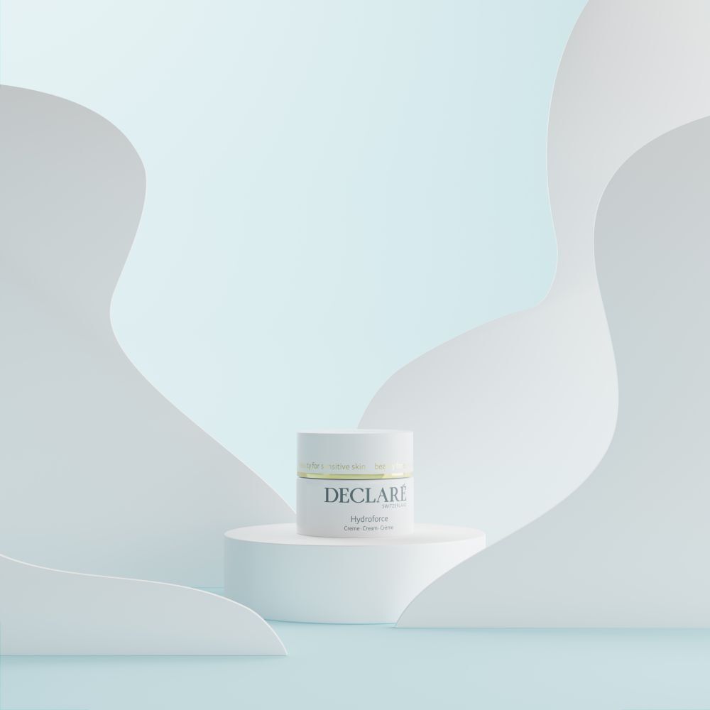 Vasetto bianco con coperchio dorato. Logo DECLARÉ e nome prodotto Hydroforce. Posizionato su un piedistallo.